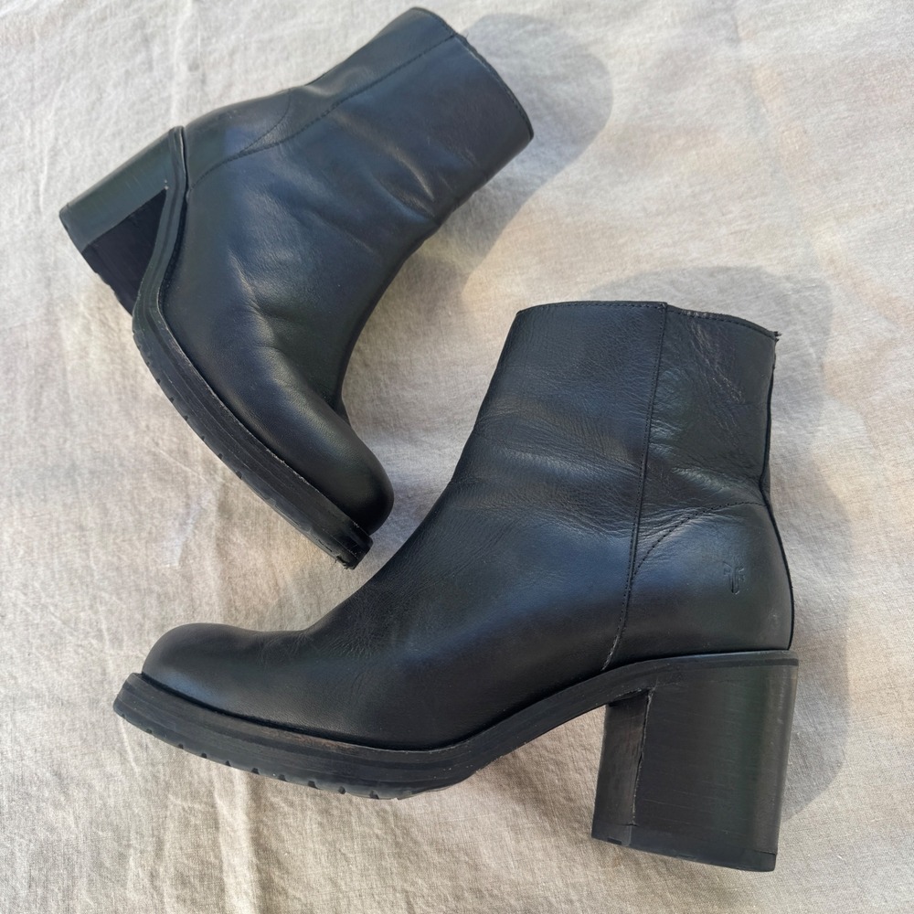 Frye Sabrina 6G Ankle Boot 8.5 Black Leather Lug Sole Block Heel Zip Chelsea - Picture 14 of 16